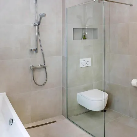 Awesome In With Swimming Pool בית נופש אומיס
