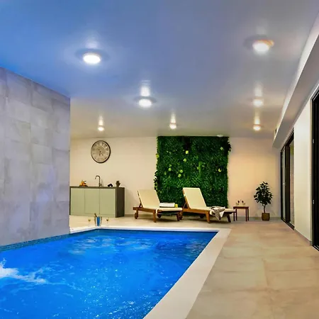 Awesome In With Swimming Pool בית נופש אומיס